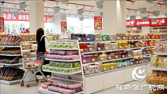 量販式零食店備受追捧，低價背后的原因到底是什么?