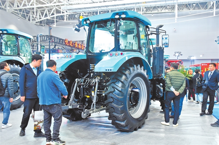 2024全國(guó)農(nóng)業(yè)機(jī)械展覽會(huì)在駐馬店開(kāi)幕 農(nóng)機(jī)“大塊頭”長(zhǎng)出“智慧腦”