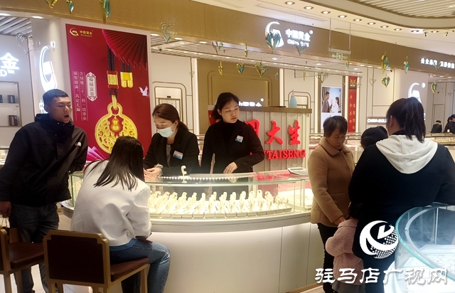 金價持續(xù)上漲 駐馬店黃金市場消費熱情不減