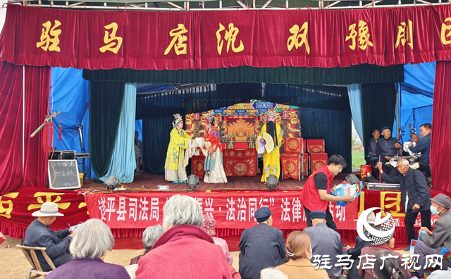 遂平縣司法局開展“法治宣傳進(jìn)廟會(huì)”普法宣傳活動(dòng)