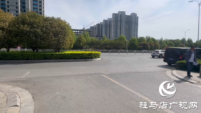 駐馬店：修剪茂盛樹(shù)木 消除視線盲區(qū)