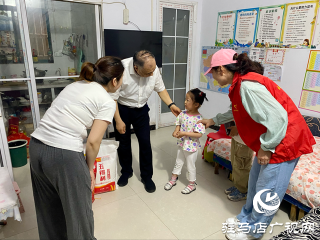 中國(guó)殘聯(lián)副主席張銀良看望慰問(wèn)特殊兒童和托養(yǎng)殘疾人