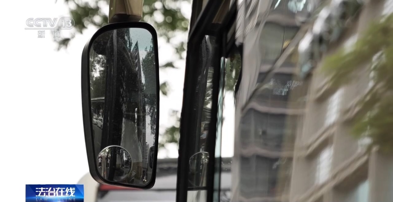 路人摔倒公交車(chē)緊急制動(dòng)致乘客受傷 “連環(huán)意外”誰(shuí)擔(dān)責(zé)？