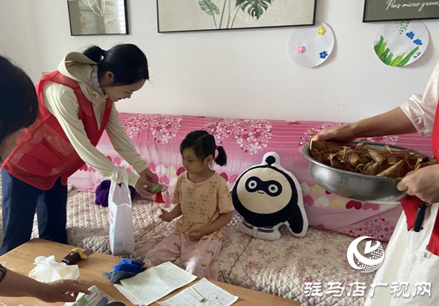 駐馬店經(jīng)濟(jì)開發(fā)區(qū)翟莊居委會聯(lián)合企業(yè)開展端午包粽子活動