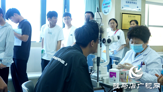 高考后做近視手術(shù) 掀起“摘鏡”熱潮