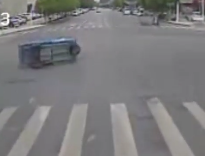 駐馬店：路遇三輪車(chē)側(cè)翻 公交司機(jī)暖心相助