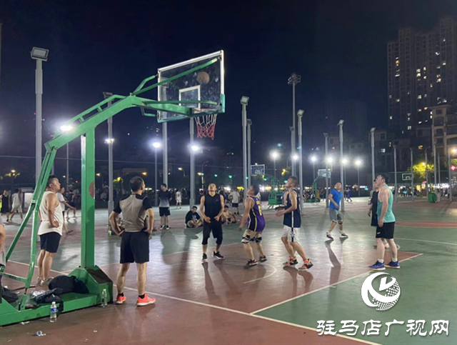 駐馬店：夜運(yùn)動點(diǎn)亮居民夜生活