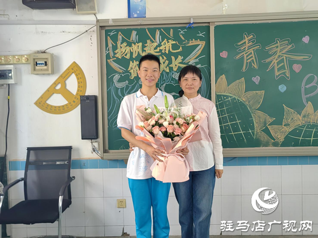 駐馬店市第四中學舉行畢業(yè)典禮