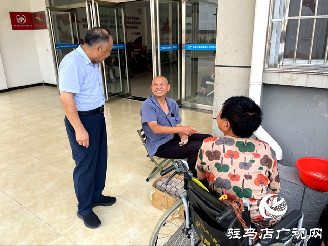 中國(guó)殘聯(lián)副主席張銀良“七一”前夕看望重度殘疾人和護(hù)工