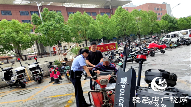 暖心警事：熱心市民報警求助，民警幫迷路大娘找到家人