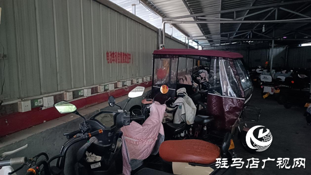 街邊“飛線”充電 駐馬店這個小區(qū)停車難怎么破解？