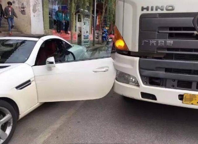 乘客開門致人傷 司機(jī)是否要擔(dān)責(zé)（新聞看法）