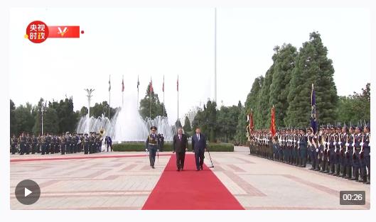 獨(dú)家視頻丨習(xí)近平檢閱儀仗隊(duì) 用塔語問候“大家好”