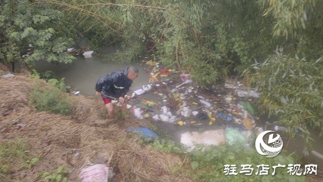 駐馬店經濟開發(fā)區(qū)賈莊居委會志愿者冒雨清理河道