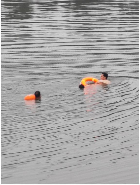 金堤畔揚(yáng)見義勇為 波濤中顯英雄本色