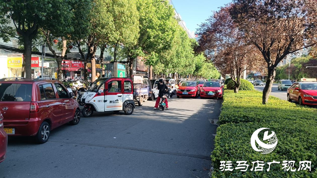 出租車“借道”候客 非機(jī)動車通行難