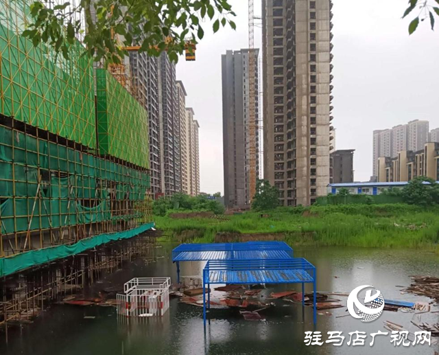 駐馬店經(jīng)濟(jì)開(kāi)發(fā)區(qū)：圍擋傾倒成隱患 數(shù)字城管促修復(fù)