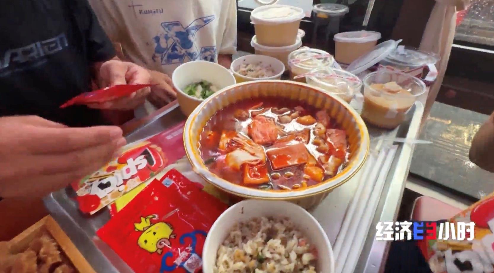 火鍋巴士、沉浸式戲劇主題公園……暑期消費(fèi)場(chǎng)景上新