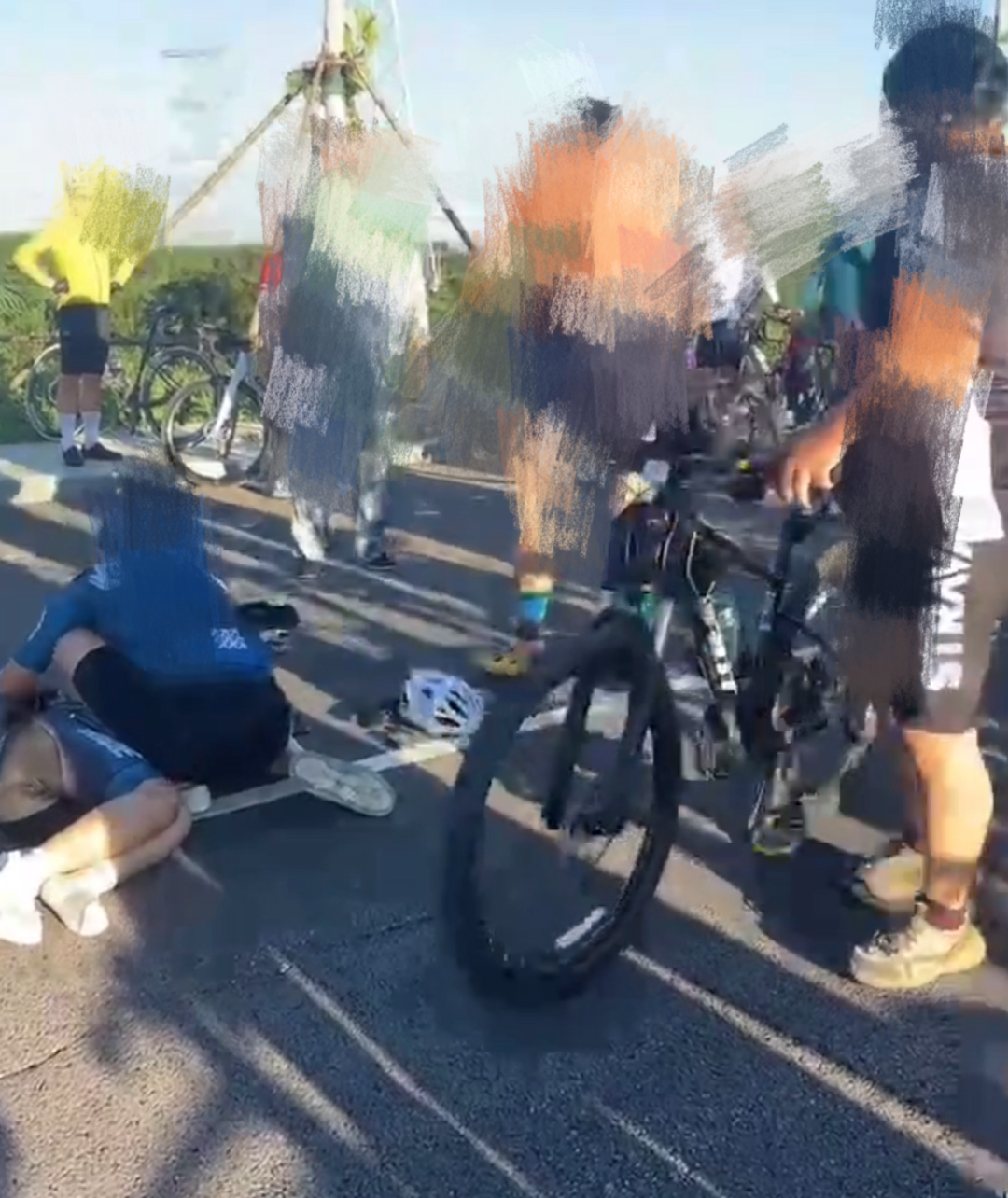 河北男孩騎行摔倒被車碾壓身亡，律師：司機(jī)或?qū)⒊袚?dān)主責(zé)