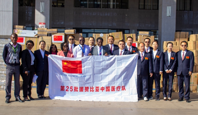 既能拿手術(shù)刀，又能拿螺絲刀 這群醫(yī)生在非洲被夸出了花