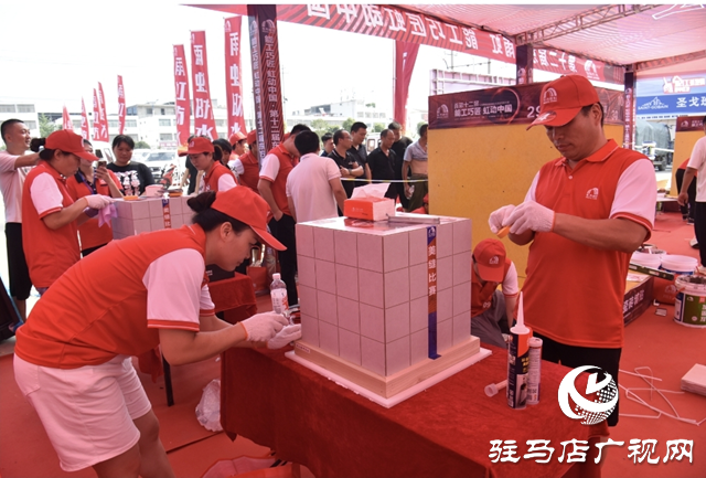 平輿縣:能工巧匠大比拼 瓷磚鋪貼展技能