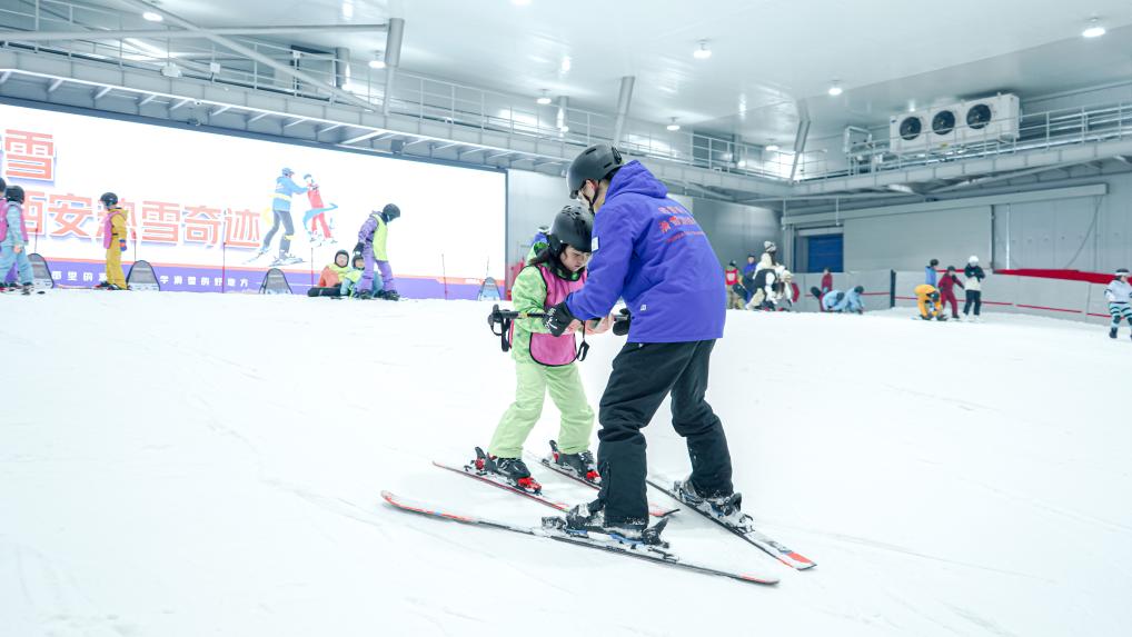 多地現(xiàn)冰雪消費(fèi)“反季熱”，“冷經(jīng)濟(jì)”如何釋放“熱效應(yīng)”？