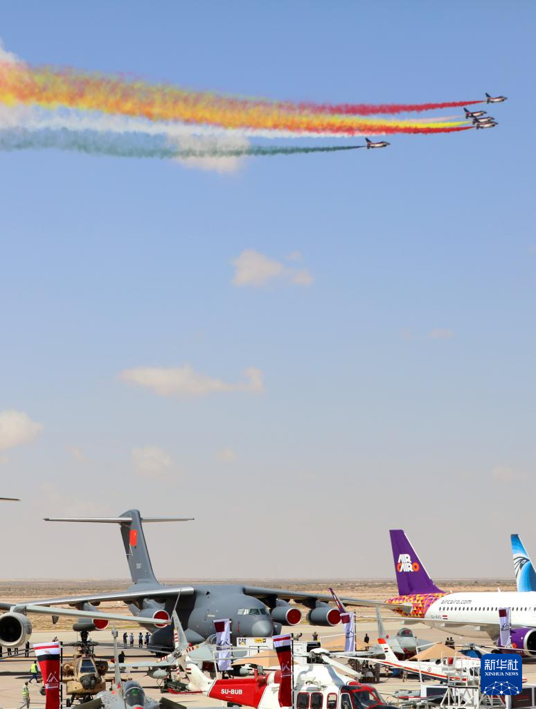 中國空軍八一飛行表演隊(duì)在首屆埃及航展進(jìn)行飛行表演