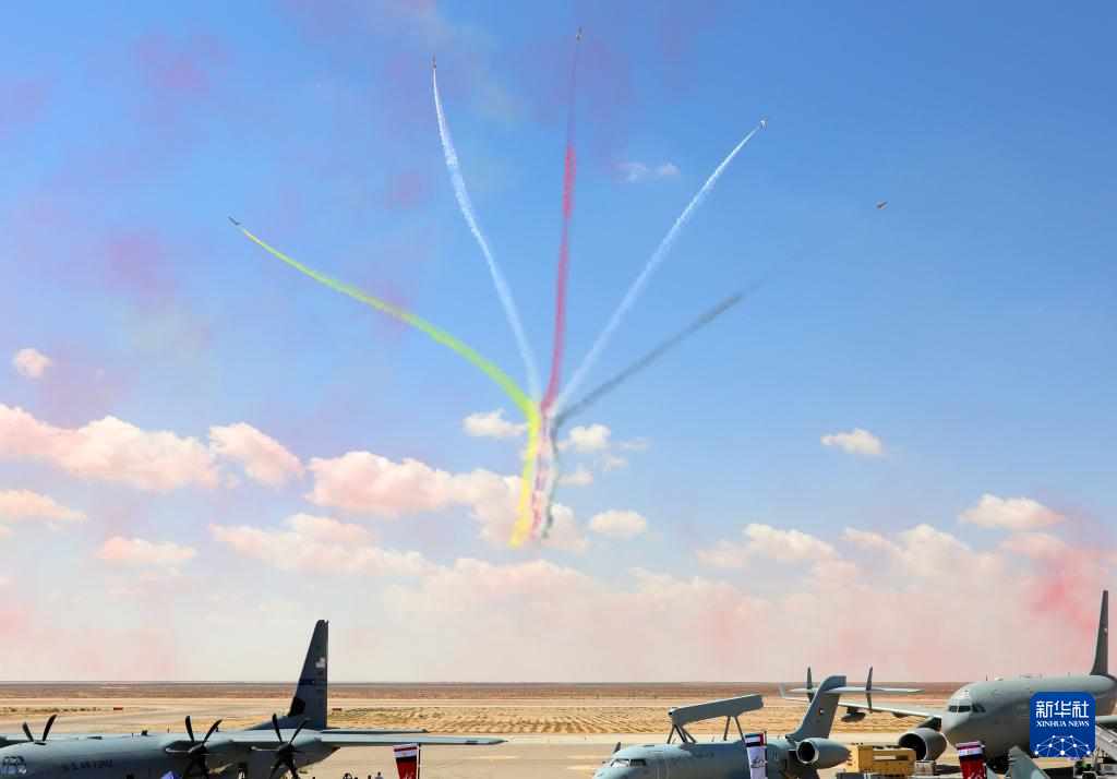 中國空軍八一飛行表演隊(duì)在首屆埃及航展進(jìn)行飛行表演