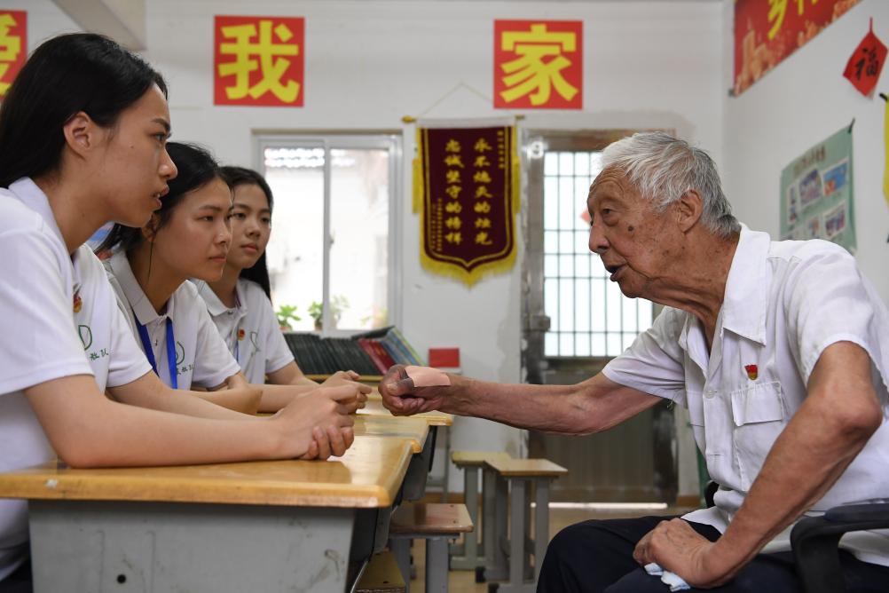 “螢火蟲”之光，照亮這間“陋室講堂”