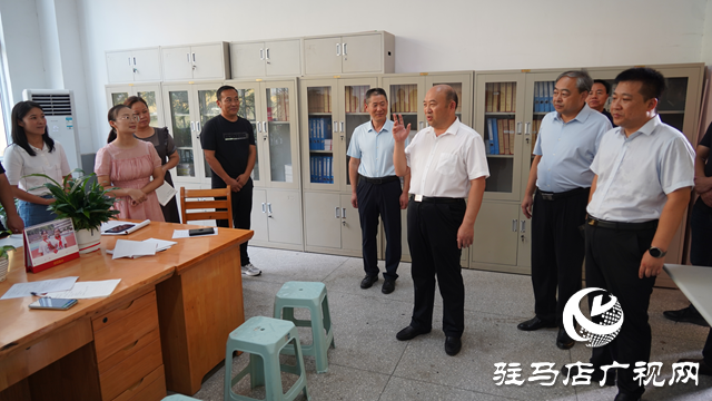 泌陽縣委副書記、縣長朱東升看望慰問教師和教育工作者