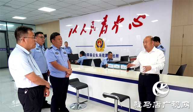 泌陽縣委副書記、縣長朱東升中秋節(jié)前督導(dǎo)檢查安全生產(chǎn)和節(jié)日商品保供等工作