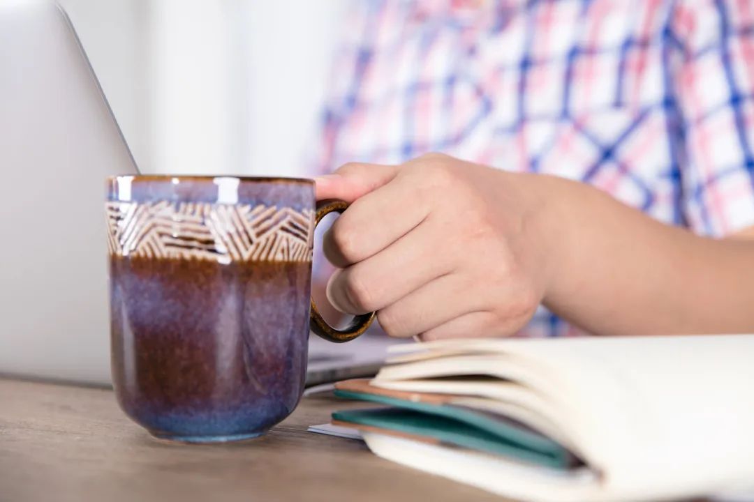 別等渴了再喝水，那就晚了！這些喝水誤區(qū)不懂危害很大……