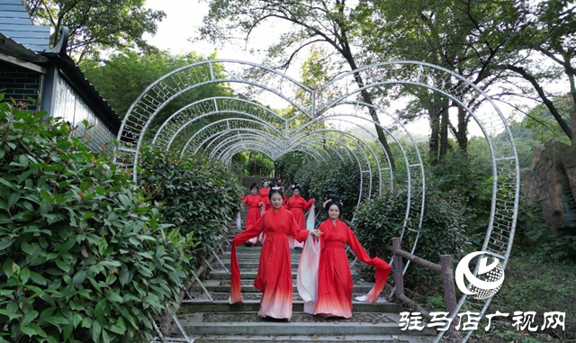 駐馬店金頂山風(fēng)景區(qū):傳統(tǒng)文化融入山水 古風(fēng)舞蹈增色景區(qū)