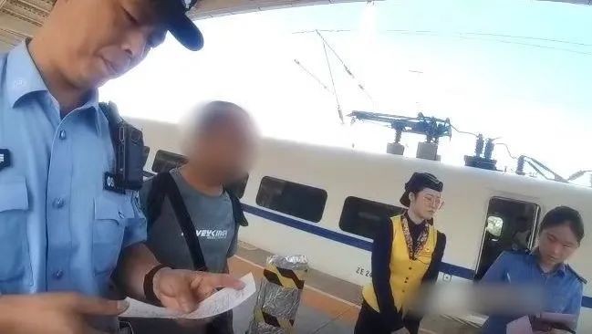 從243公里降至105公里！旅客這個行為致列車降速運(yùn)行3分鐘，警方：拘留！