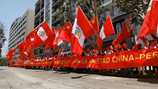高清大圖丨習(xí)近平主席抵達秘魯 受到熱烈歡迎