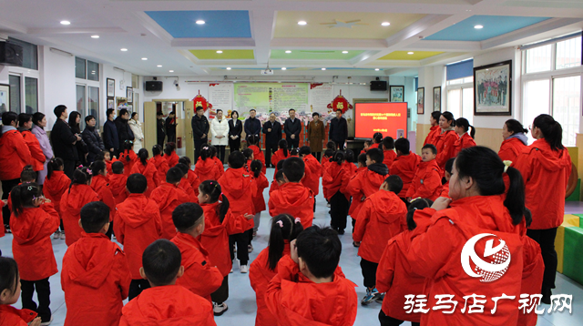 張銀良到駐馬店市殘聯(lián)博愛(ài)幼兒園看望慰問(wèn)特殊兒童