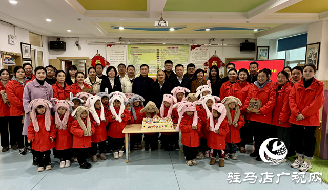 張銀良到駐馬店市殘聯(lián)博愛(ài)幼兒園看望慰問(wèn)特殊兒童