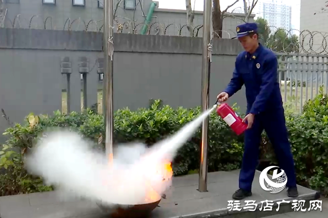 消防員走進幼兒園 萌娃開心學消防