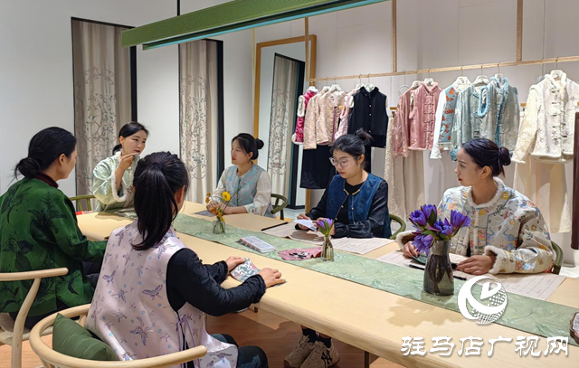 李芳：創(chuàng)新新中式服裝 讓世界看見(jiàn)東方美