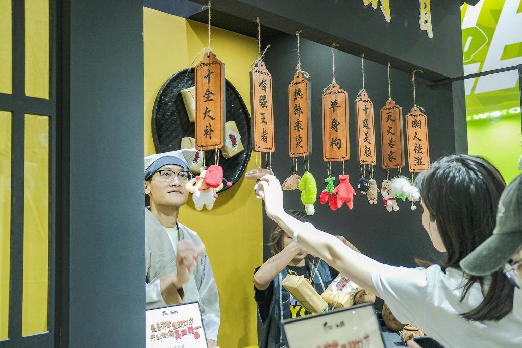 中國(guó)經(jīng)濟(jì)樣本觀察·“鎮(zhèn)”了不起｜買(mǎi)玩具？到這里！“玩”出來(lái)的百億元“情緒產(chǎn)業(yè)”