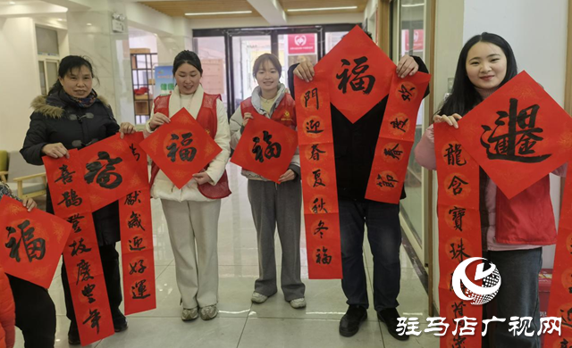 墨香四溢迎新春 書寫春聯送萬福