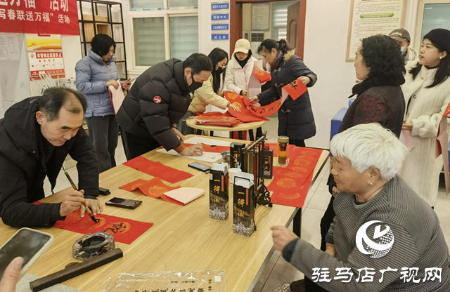 墨香四溢迎新春 書寫春聯送萬福