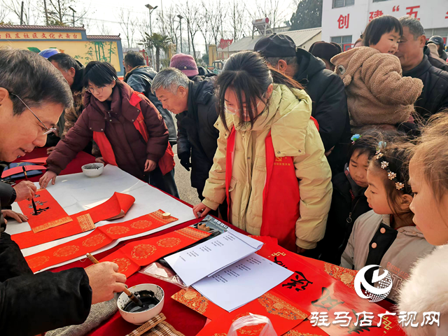 正陽(yáng)縣：寫春聯(lián) 剪窗花 文化“年味”送到家