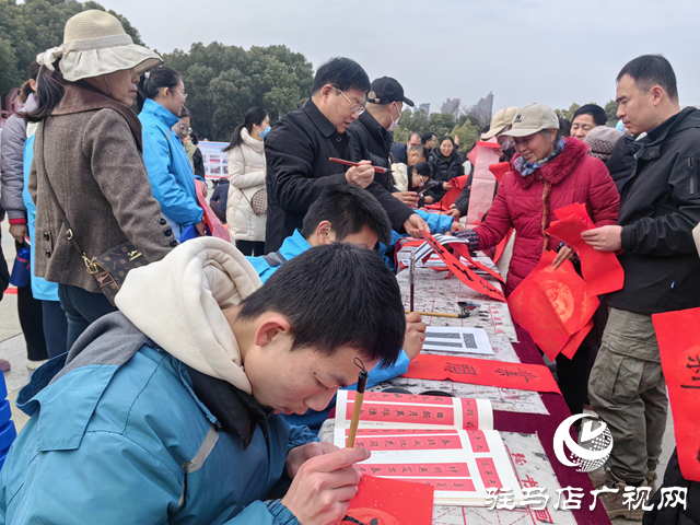 駐馬店市第四中學(xué)開展寫春聯(lián)剪窗花送祝?；顒? width=