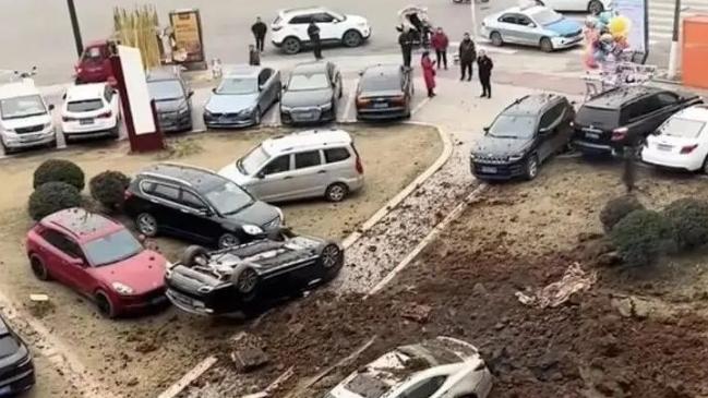 “小孩放鞭炮引爆沼氣致8車受損”：事故情況將繼續(xù)通報(bào)，核查車主直播引流