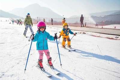兒童滑雪時(shí)撞倒游客致其損傷，責(zé)任誰承擔(dān)？