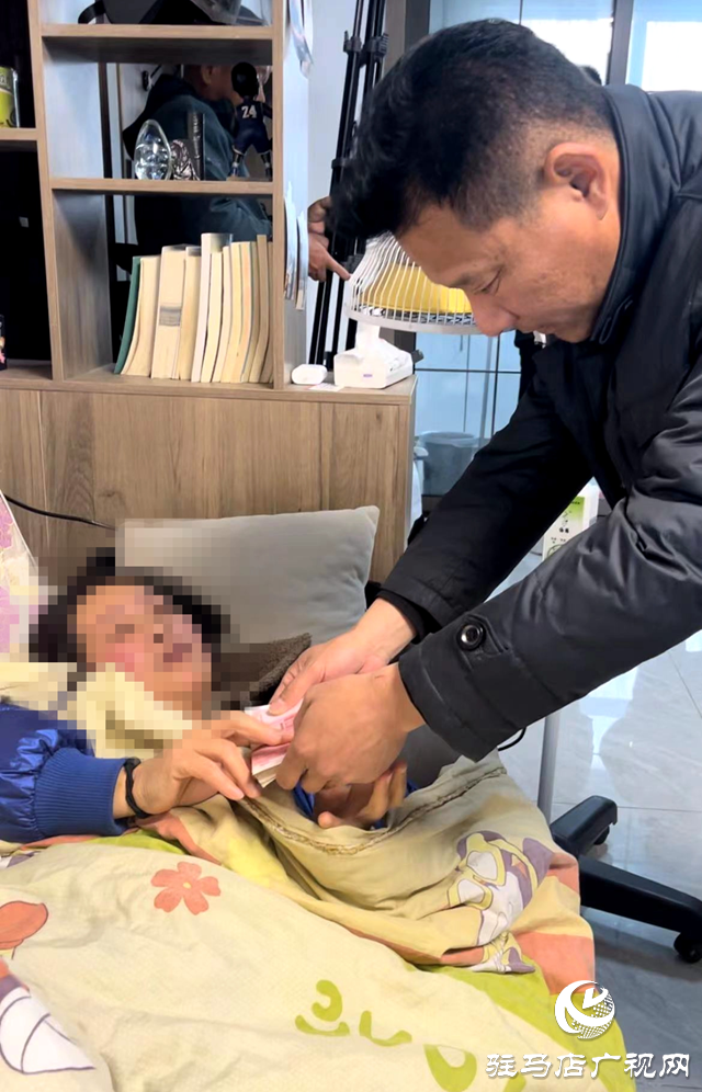 暖心！的姐意外受傷陷困境 駐馬店出租車愛心團(tuán)隊(duì)捐款渡難關(guān)
