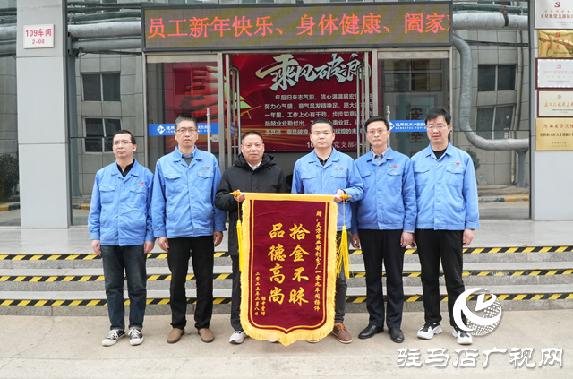 楊偉：撿拾萬元現金不心動 物歸原主獲贊譽