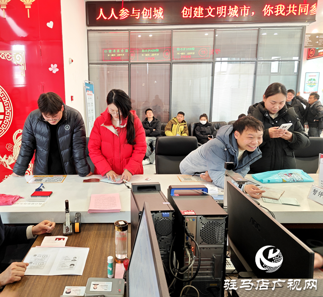 正陽縣70多對新人“情人節(jié)”領證