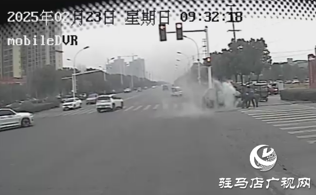 駐馬店：公交車長緊急滅火 危急時(shí)刻彰顯擔(dān)當(dāng)